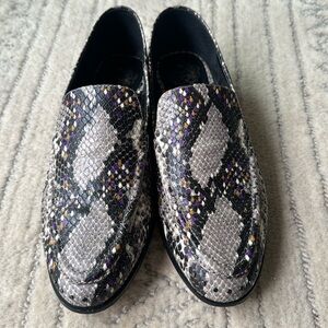 Vince Camuto Size 7.5M Snakeskin Loafers